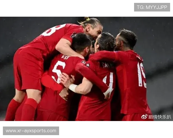 西班牙客场战平土耳其，看台现克鲁伊夫纪念横幅